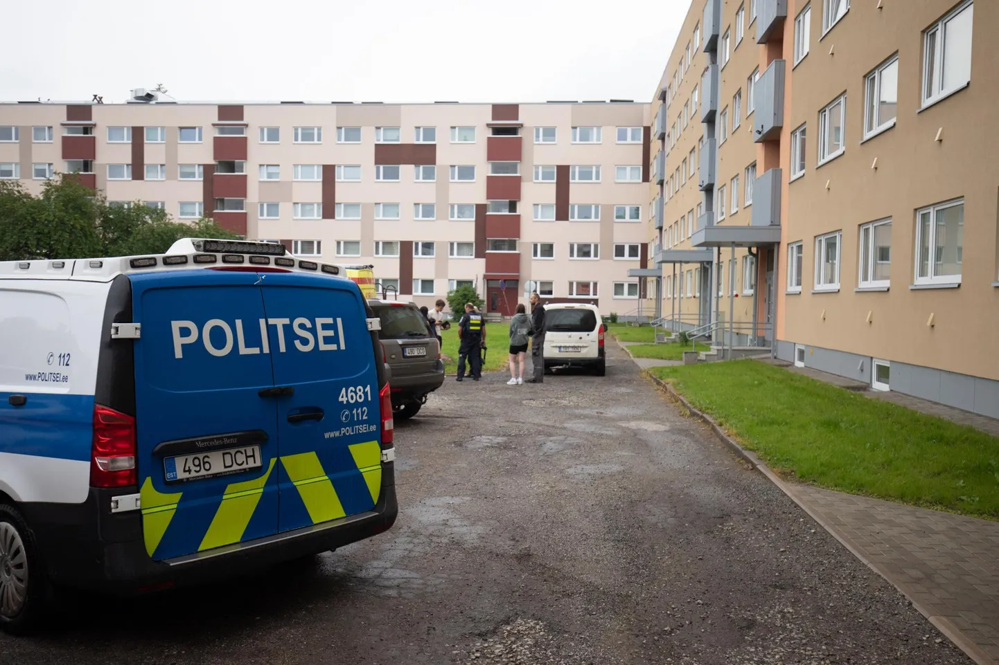 Tuleviku tänava maja hoovis said kaks inimest autolt löögi.