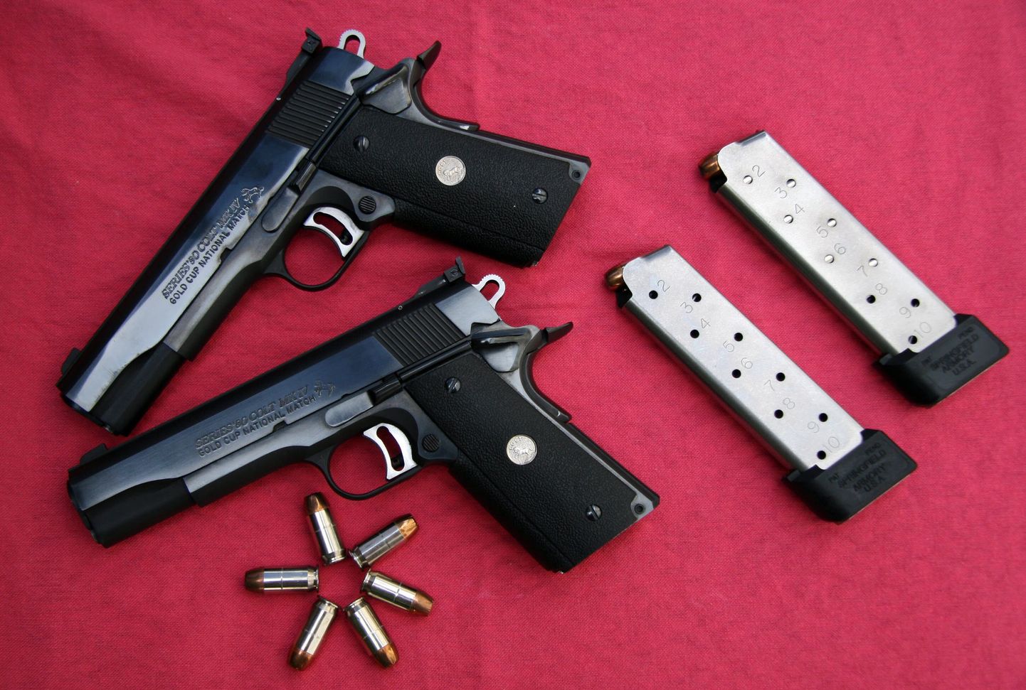 Kaks poolautomaatset püstolit Colt.45