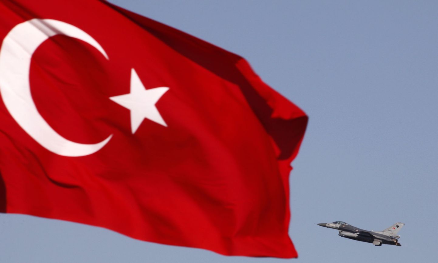 Türgi F-16 hävitaja lipu taustal.