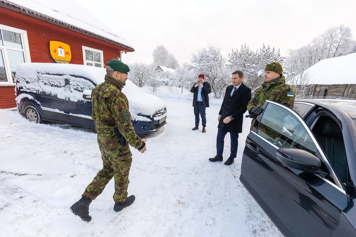 Kaitseminister Hanno Pevkur külastas Järva maleva maja. Teda tervitab malevapealik, kolonelleitnant Kuido Pettai.