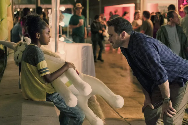 Stseen sarjast «The Passage». Pildil: Saniyya White ja Mark-Paul Gosselaar.