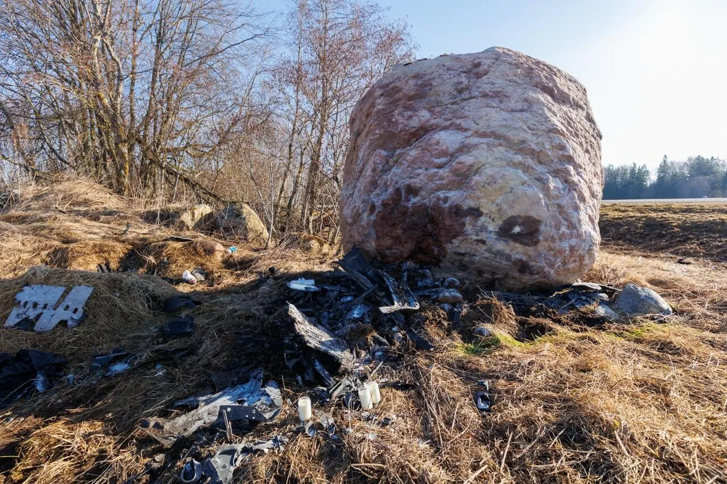 Vastu suurt kivi sõitnud auto süttis.