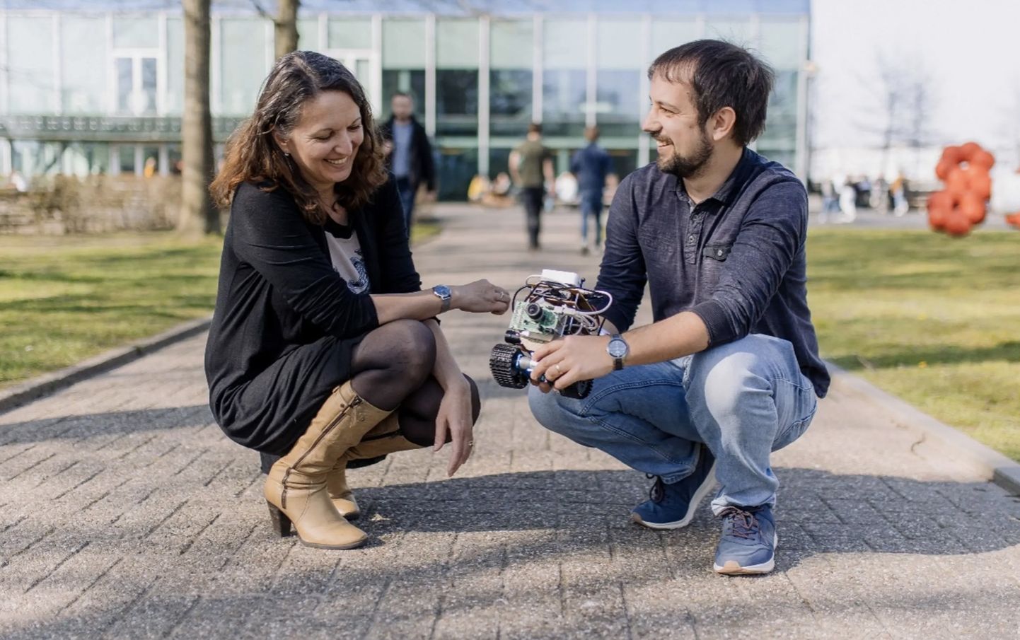 Elisabetta Chicca ja Thorben Schoepe robotiga, mille juhtroboti tegemisel on mõõtu võetud äädikakärbse ajust.