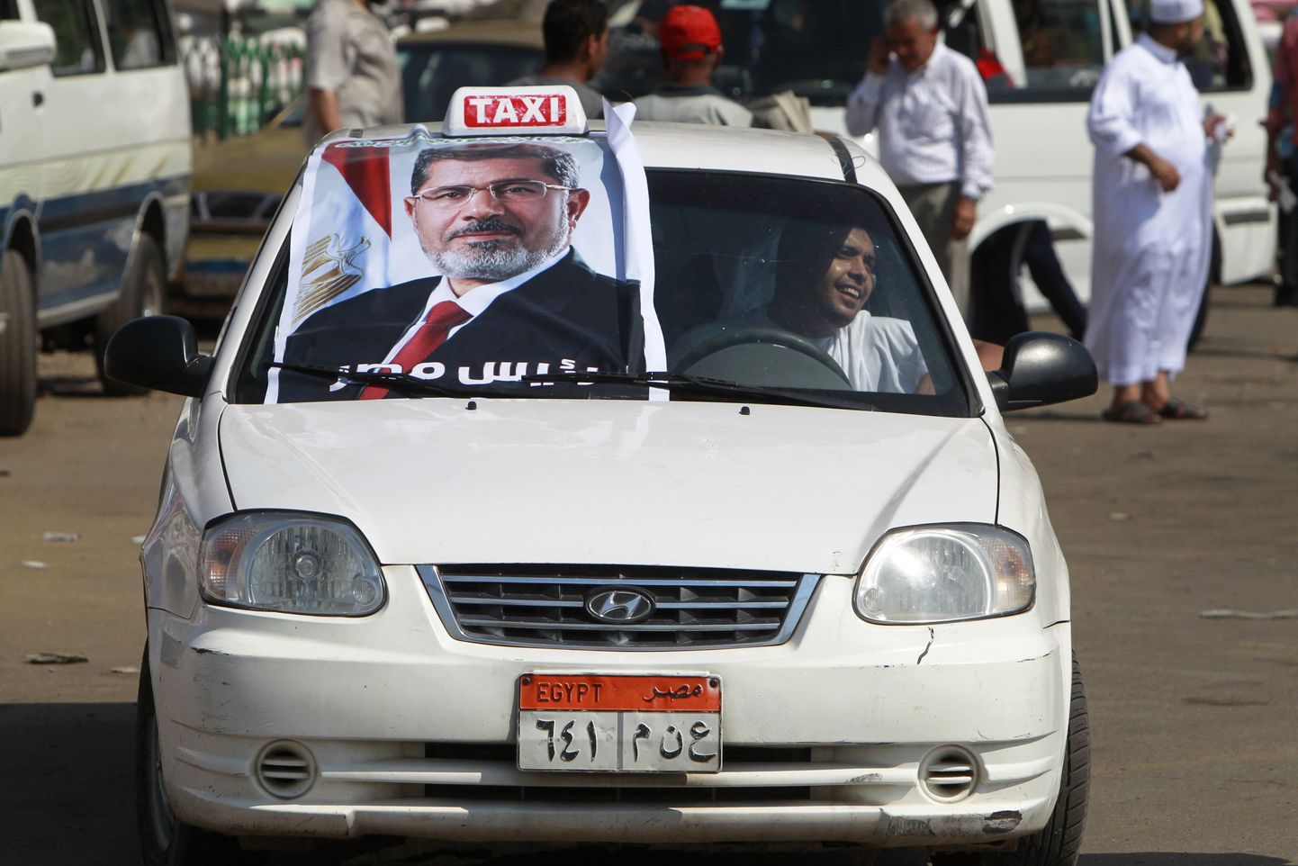Taksojuht väljendab oma toetust ametist kõrvaldatud presidendile Mohammed Mursile.