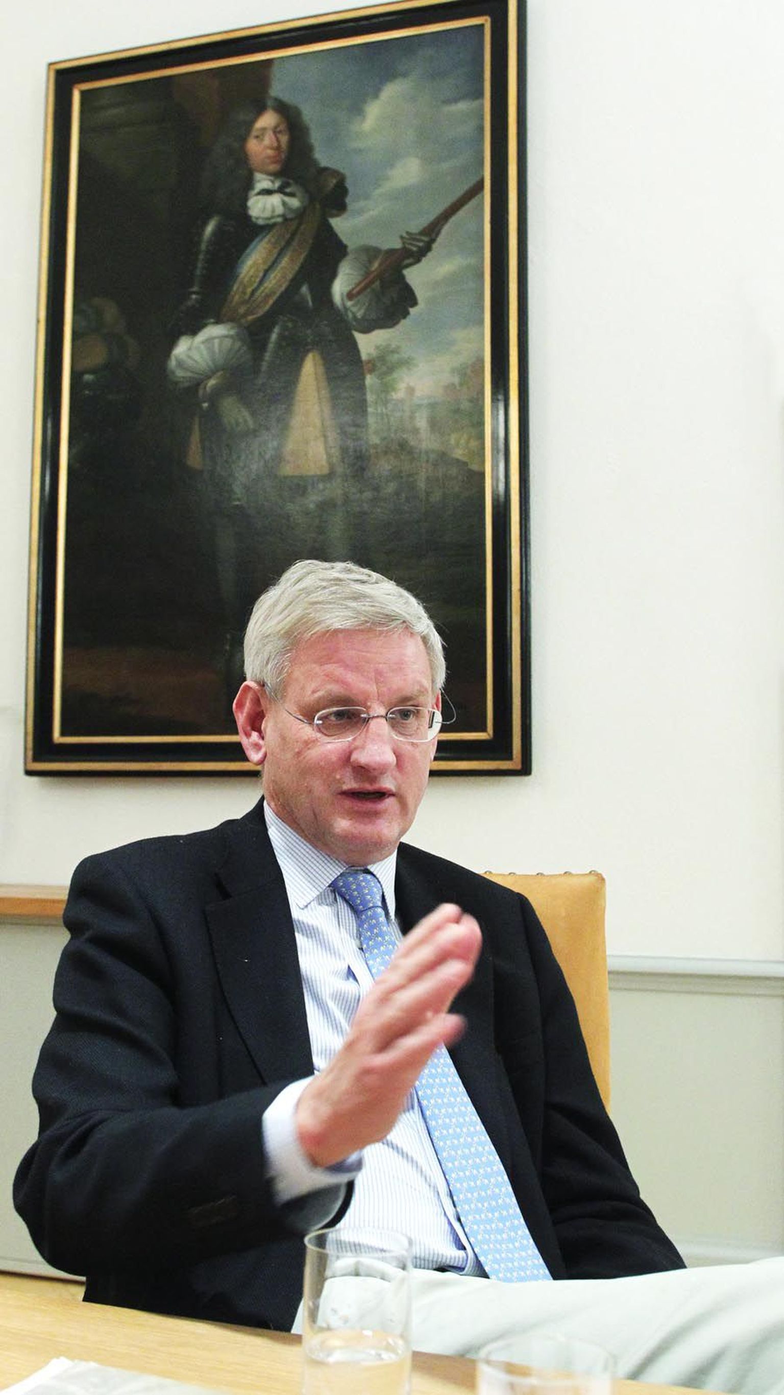Rootsi välisminister Carl Bildt eile Rootsi saakonnas Pikal tänaval intervjuud andmas.
