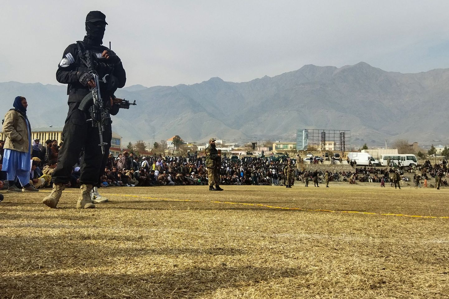 Talibani julgeolekutöötaja ning ihunuhtluse publik Charikari linnas 8. detsember.