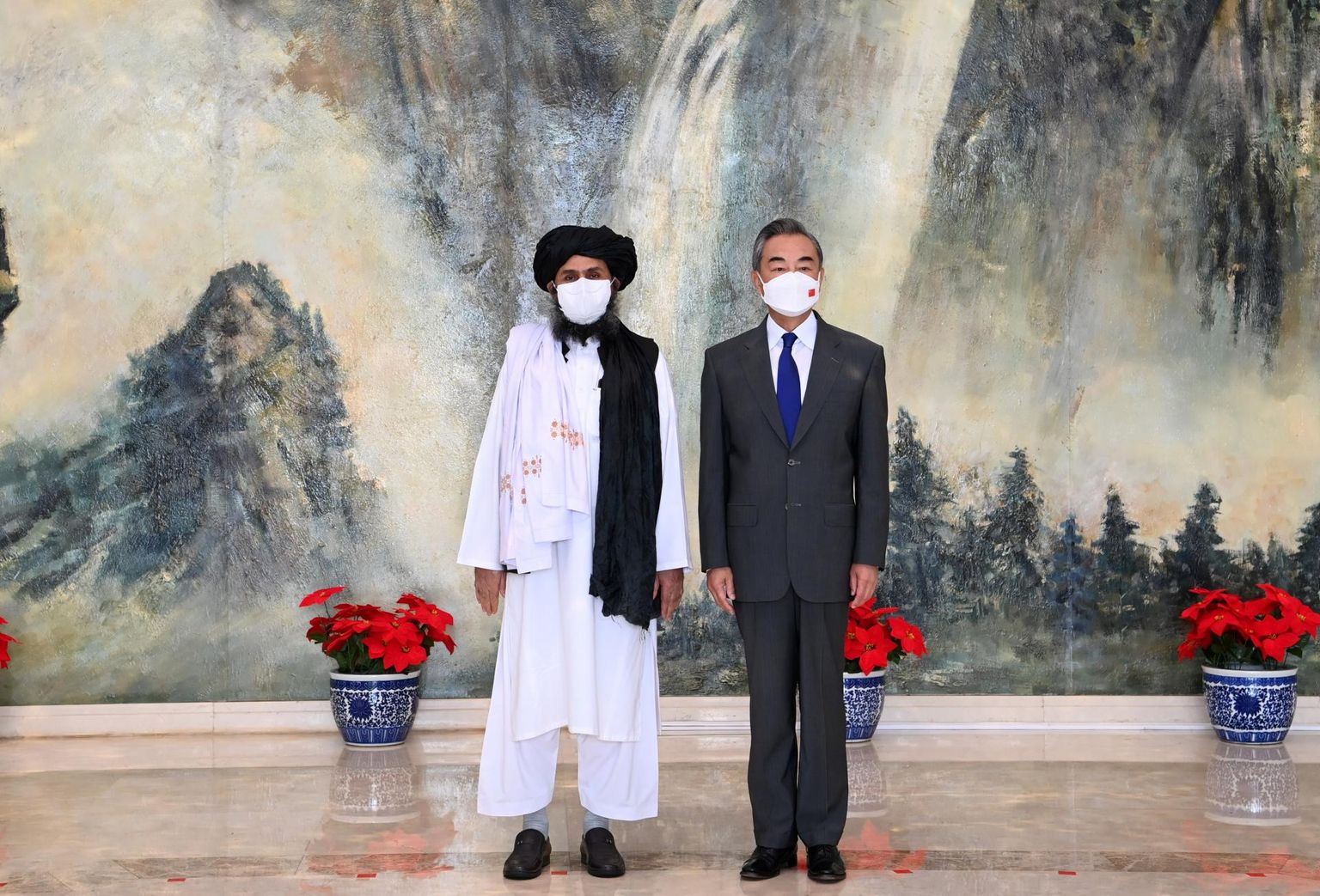28. juulil 2021 kohtus Hiina välisminister Wang Yi Hiina sadamalinnas Tianjinis Afganistani Talibani juhtfiguuri mulla Abdul Ghani Baradariga. 