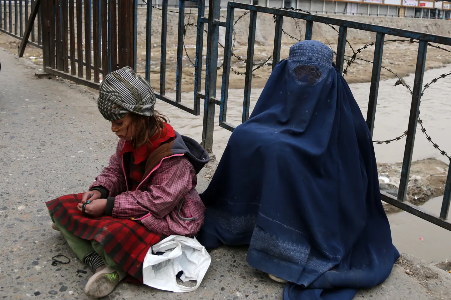 Naine Kabulis almust palumas, 7. mail 2024. a.