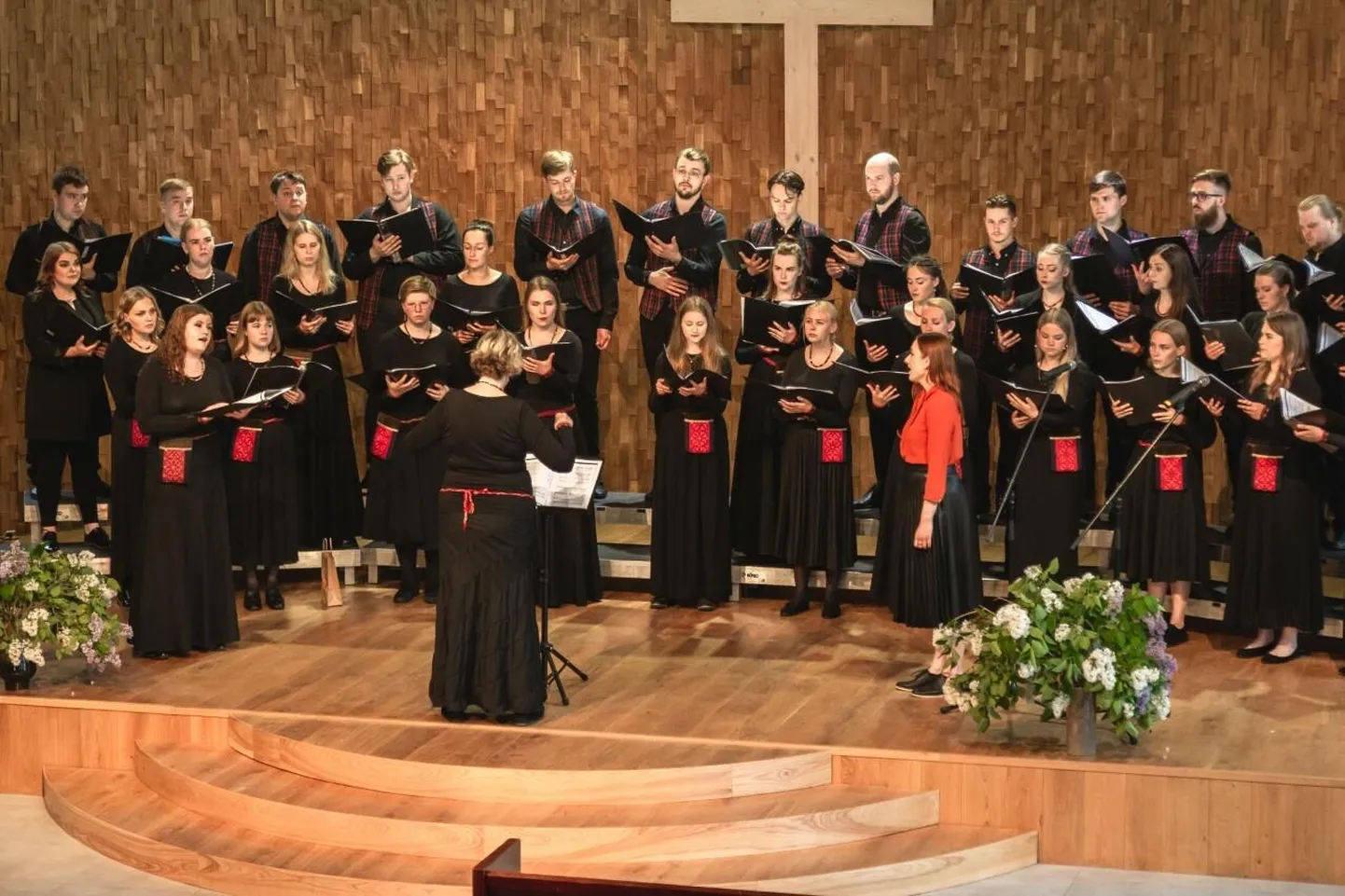 Kultuuriakadeemia segakoori kõrval seab end reedel baptisti kiriku laval laulma ka Tallinna Ülikooli BFM-i segakoor.