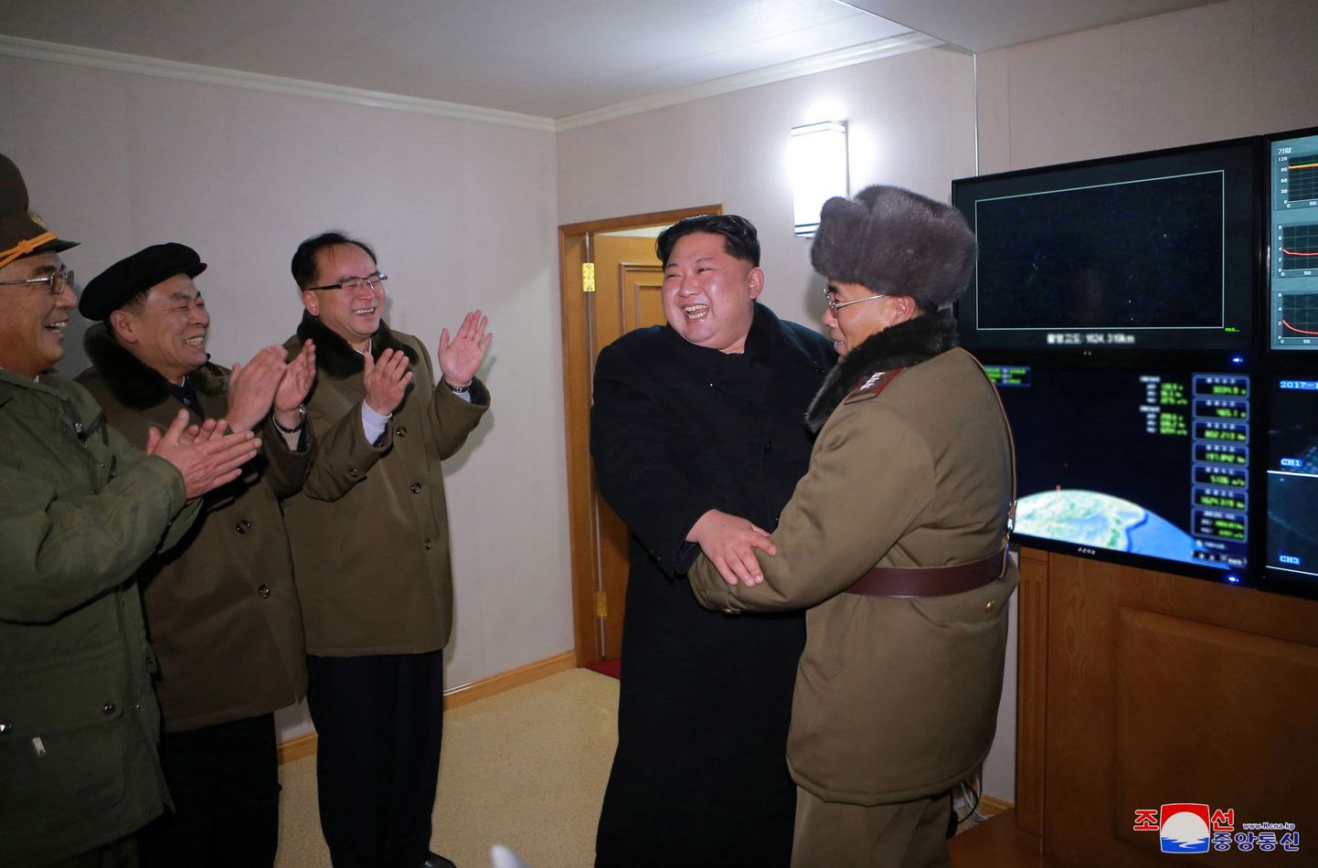 Põhja-Korea riikliku uudisteagentuuri teatel tähistab riigi liider Kim Jong-un nende avaldatud fotol sõjaväelastega raketi Hwasong-15 edukat katsetust.