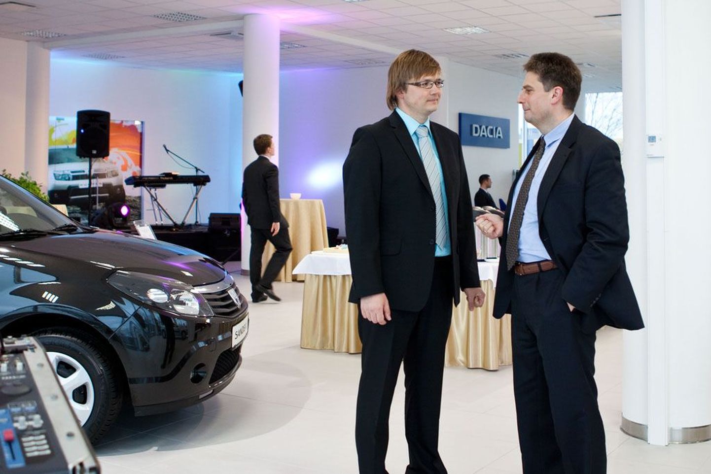 Dacia salongi avamine, Henrik Raave ja Janusz Chodyla