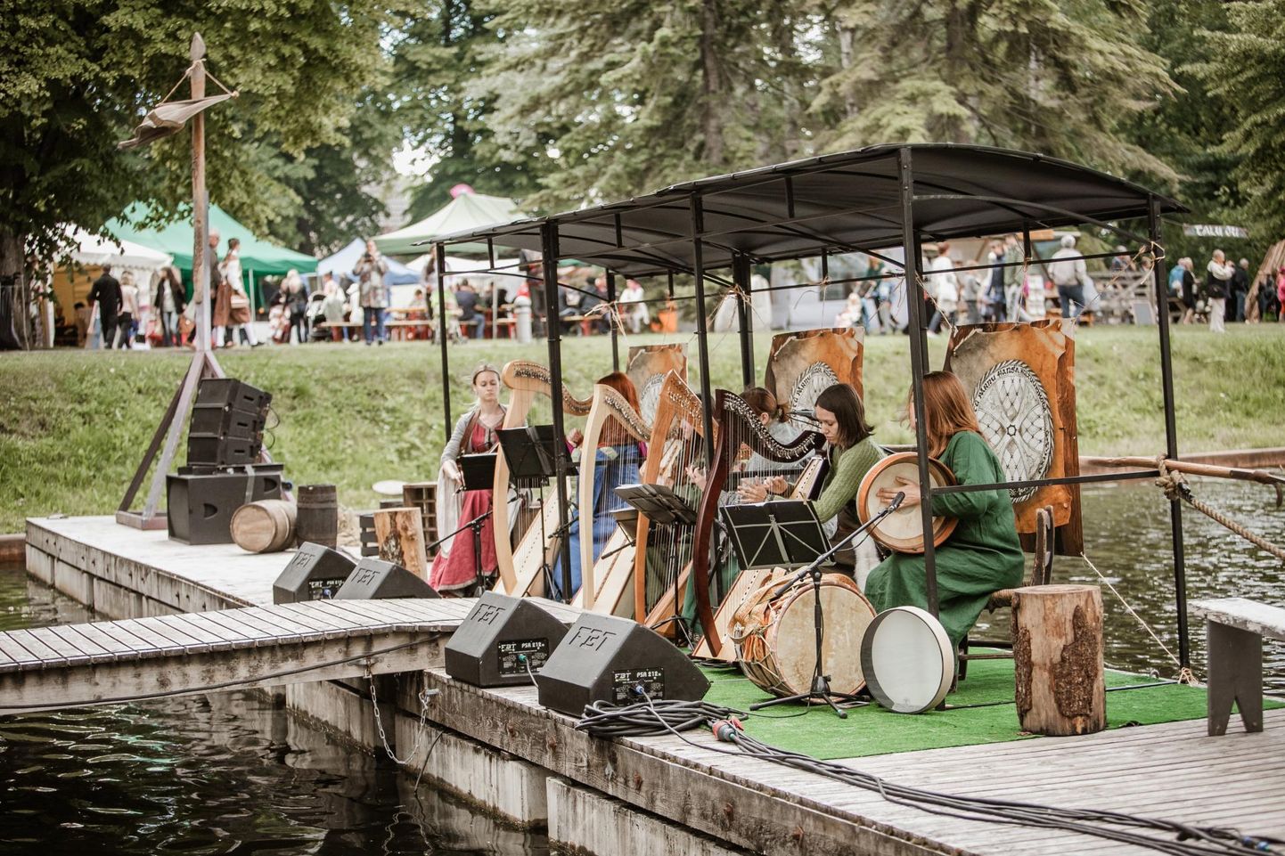 Hansapäevad võimaldavad kutsuda kord aastas Pärnusse põnevaid keskaja muusika tutvustajaid, nagu oli seda mullu suvel veelaval mänginud Moskva harfiansambel.