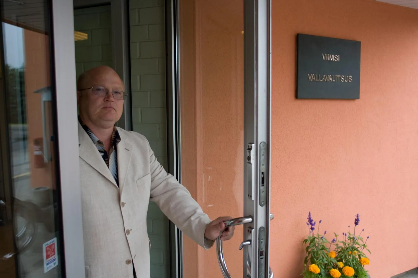 Nii nagu eile maaeluministeeriumis, tuli Urmas Arumäel kümmekond aastat tagasi skandaali tõttu enda selja taga kinni panna ka Viimsi vallavalitsuse uks.