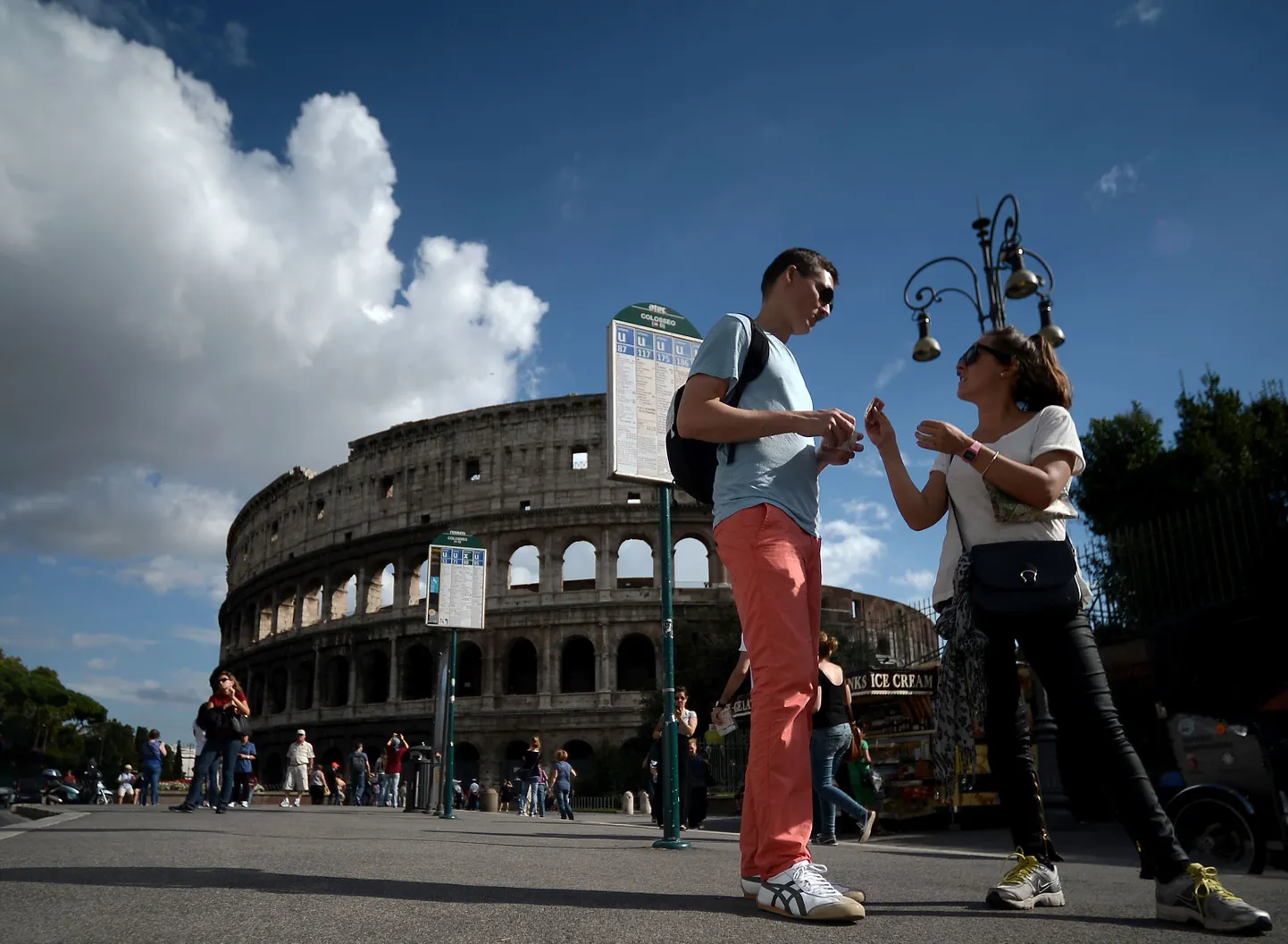 Itaallased transporditöötajate streigi ajal Roomas Colosseumi ees bussi ootamas.