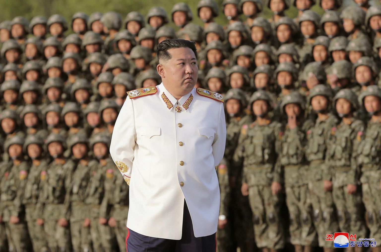 Klassikaline isolatsionismi näide on Põhja-Korea. Pildil selle liider Kim Jong-Un valges univormis sõjaväeparaadil aprillis 2022.