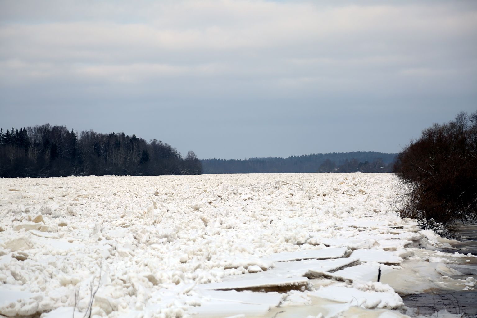 Pļaviņās plūdu draudi joprojām pastāv. Dienesti gatavi evakuēt iedzīvotājus