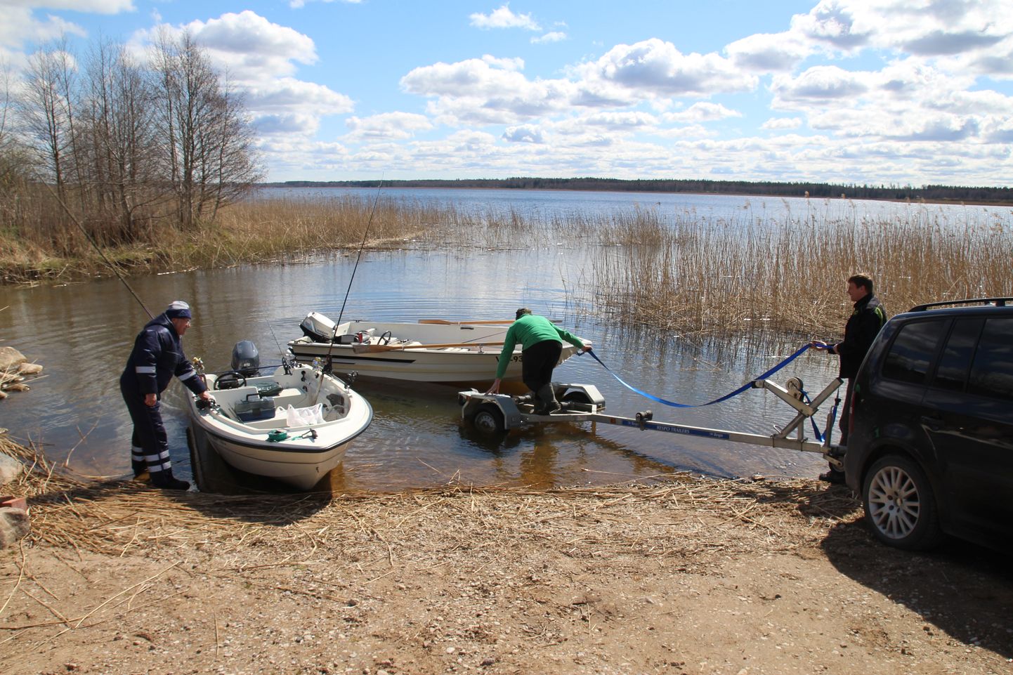 Kalamehed täna Vagula järve ääres haugipüügiks paate vette lükkamas.