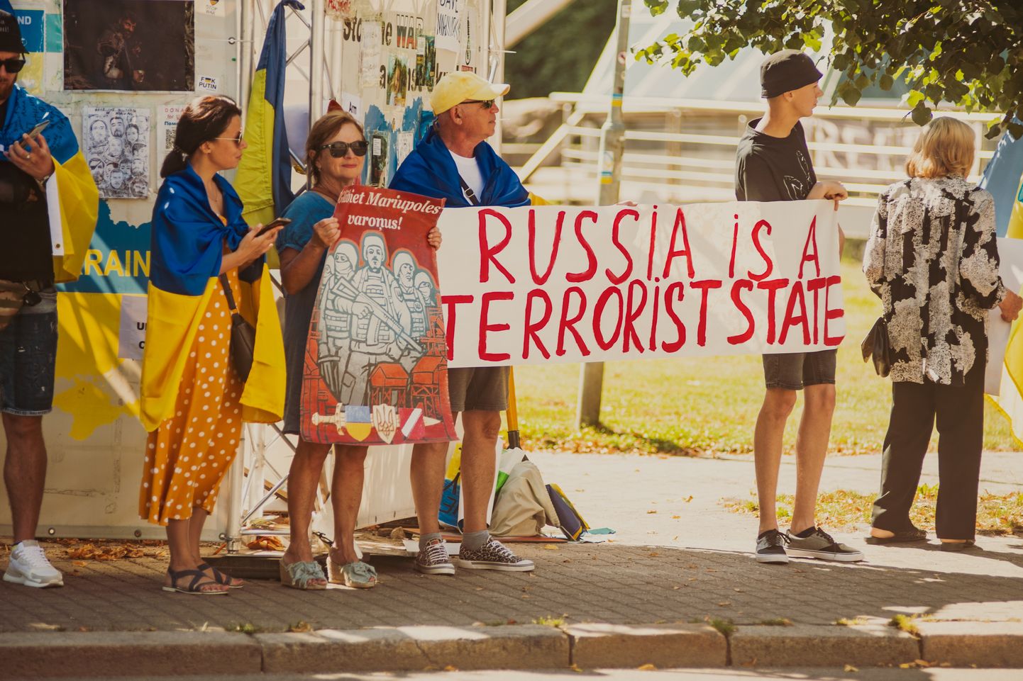 Протест у здания посольства России в Риги