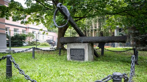 Two Tallinn monuments to be relocated due to school expansion