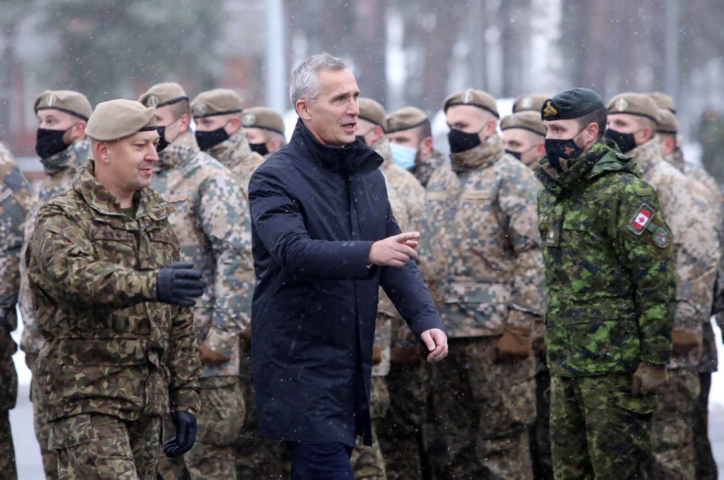 Sauszemes spēku Mehanizētās kājnieku brigādes komandieris pulkvedis Sandris Gaugers (no kreisās) un NATO ģenerālsekretārs Jenss Stoltenbergs Ādažu militārās bāzes apmeklējuma laikā.