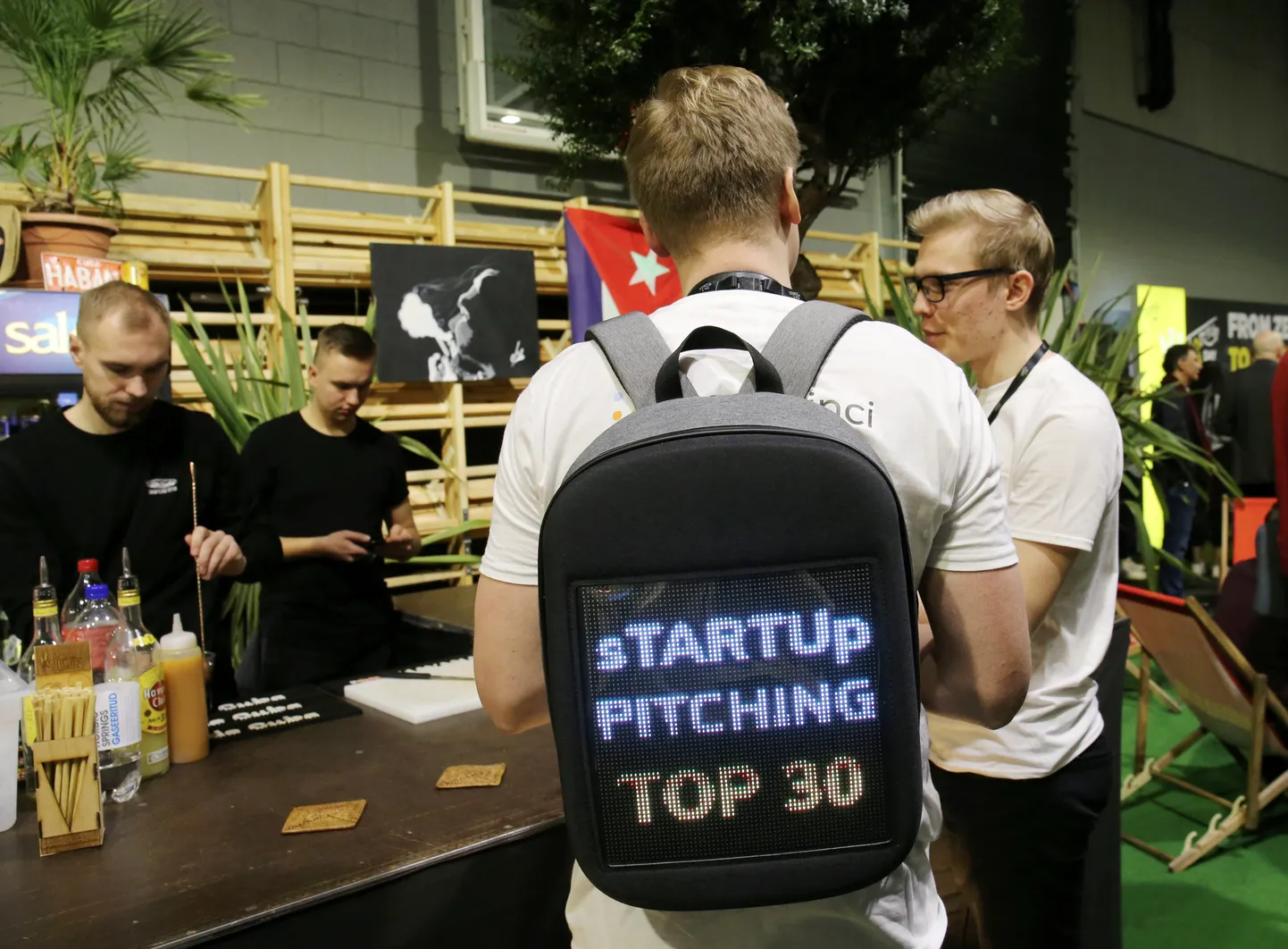 sTARTUp Day ülikooli spordihallis. Pildil Kenneth Muuli (paremal) ja Kristo Epner idufirmast Adovinci.
