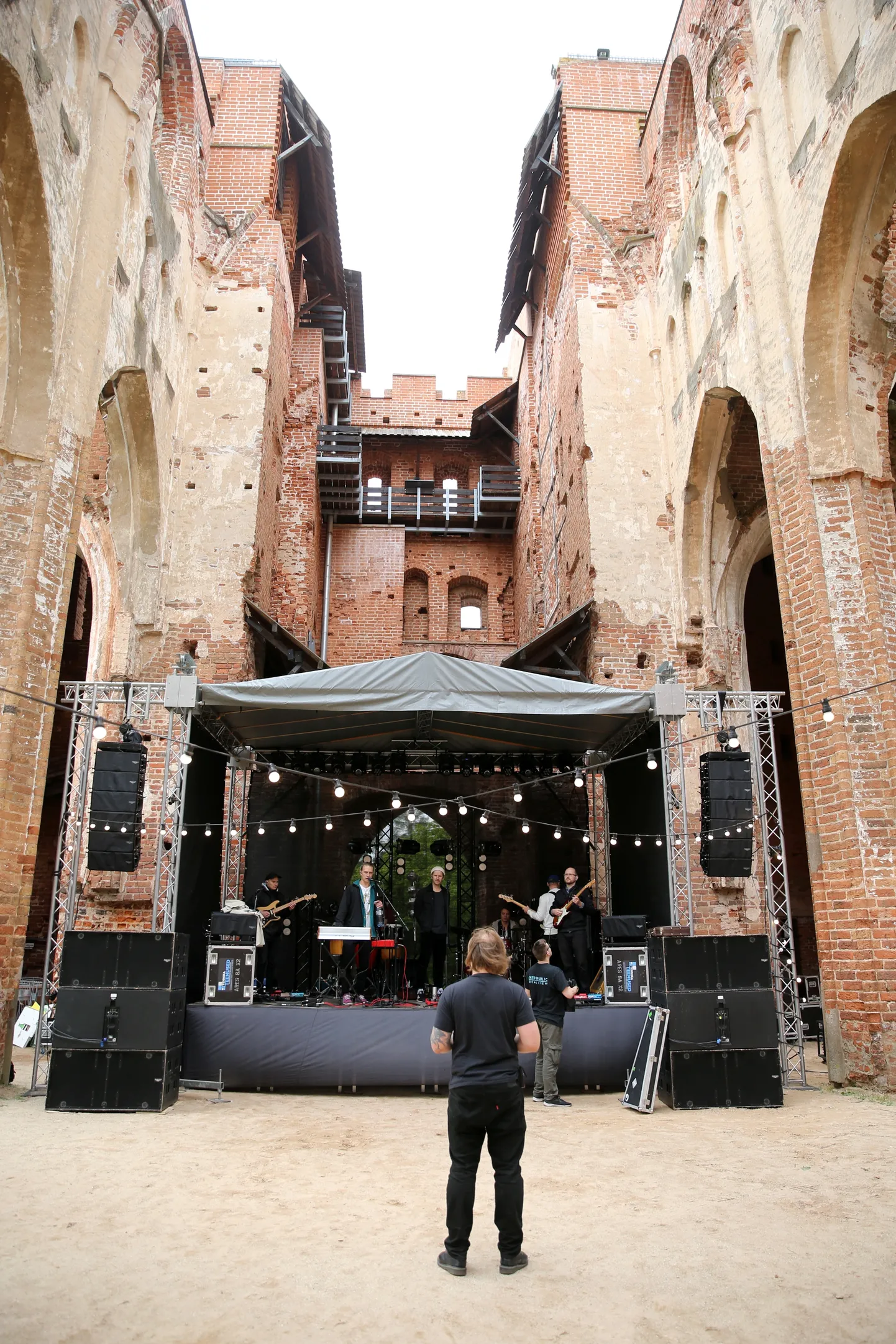 Toomkiriku varemetesse on festivali tarbeks üles seatud lava.