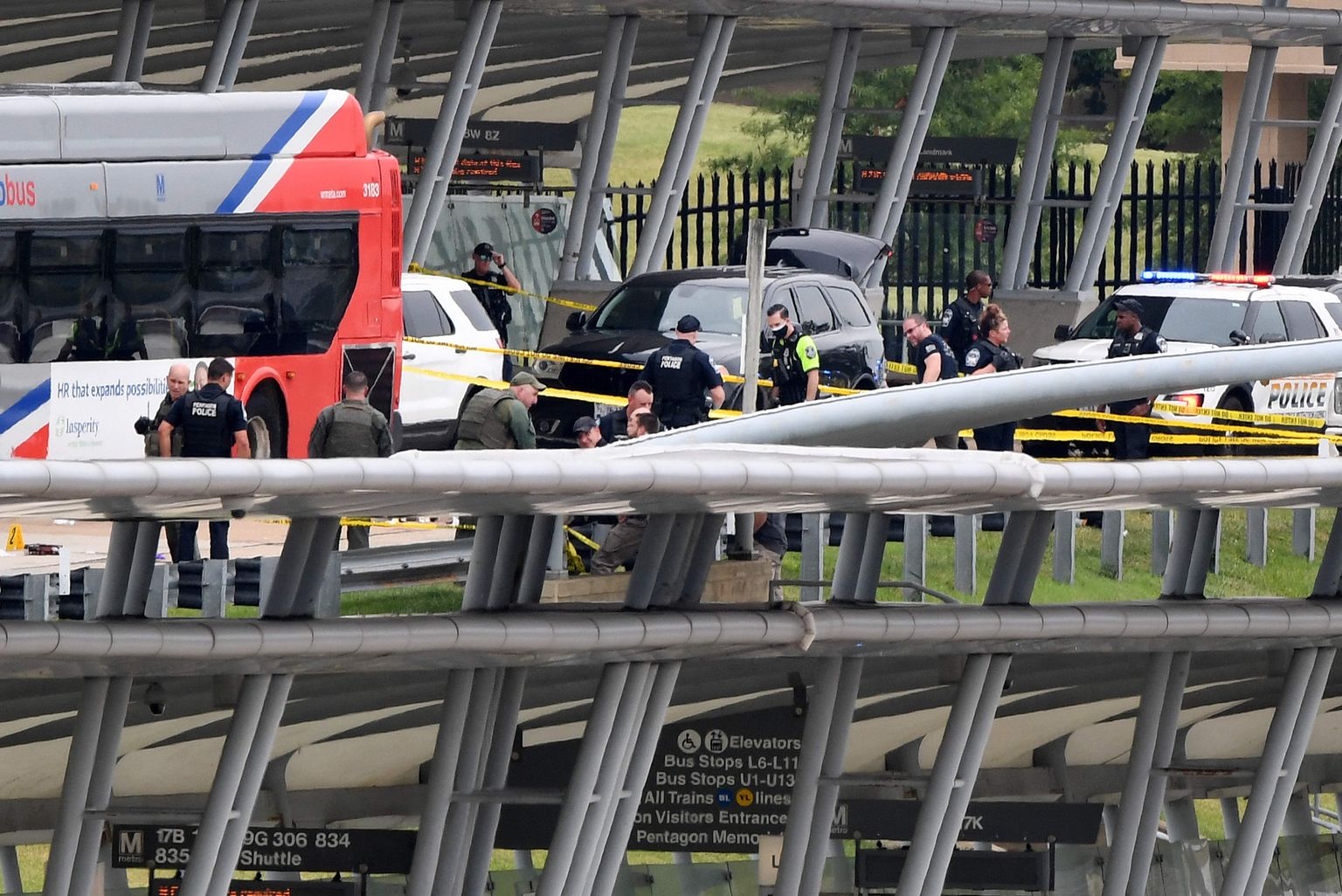 Korrakaitsjad Pentagoni sissepääsu juures pärast teadet tulistamisest lähedalasuvas bussi- ja metroojaamas.