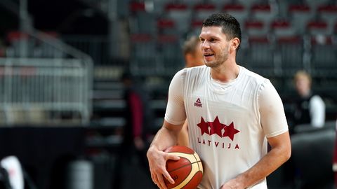 Latvijas izlases basketbolists Lomažs jaunu komandu atrod Lietuvā