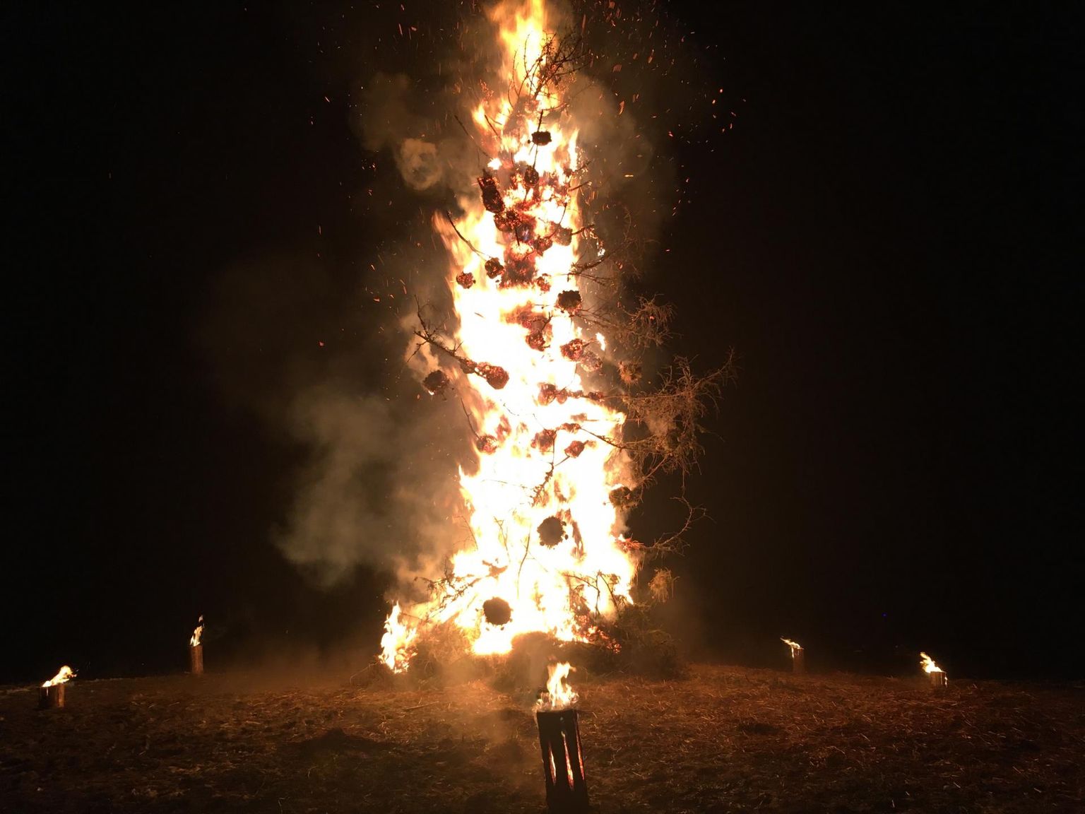 Koroonakuuse põletamine Tsirgumäel FOTO: Eliise Tuuling