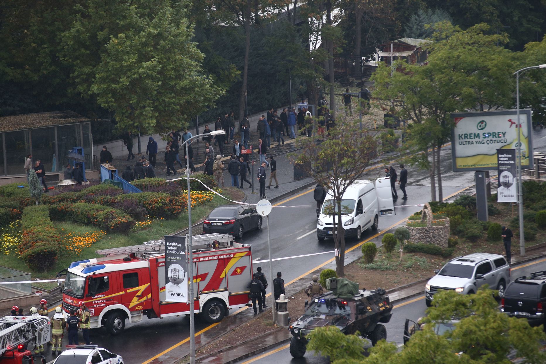 Julgeolekujõud on pärast pommirünnakut Türgis Ankaras siseministeeriumi ees. 1. oktoober, 2023.