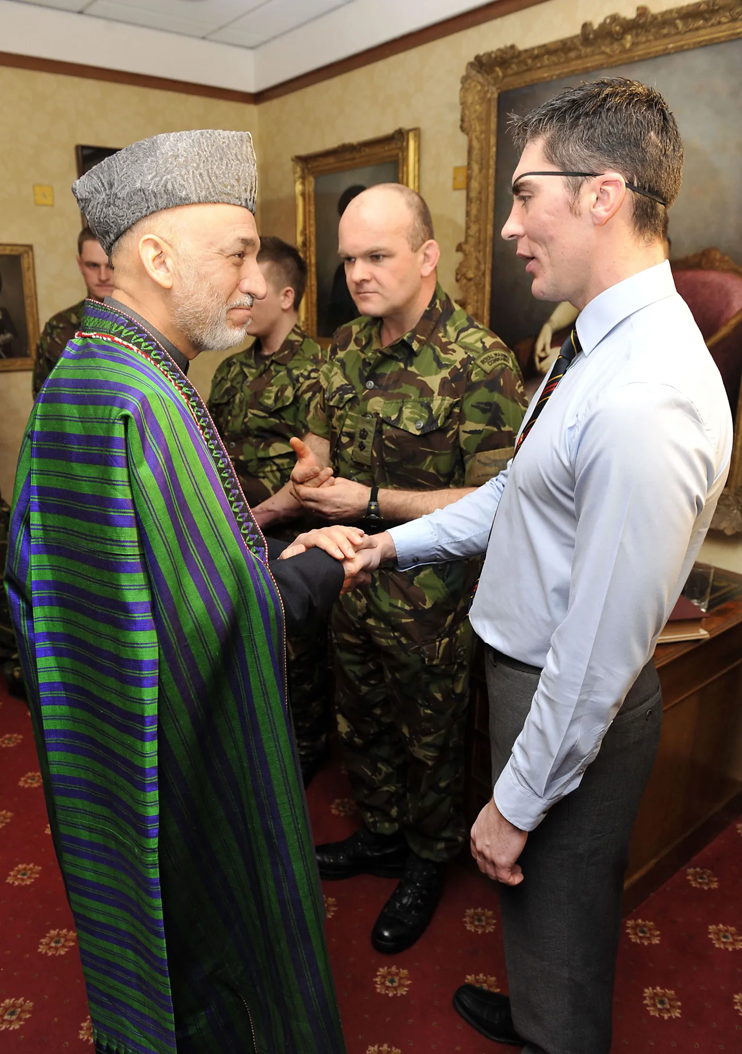 Hamid Karzai ja kapral David Timmins, kes kaotas oma kolmanda Afganistani-tuuri ajal pommiplahvatuses silma.