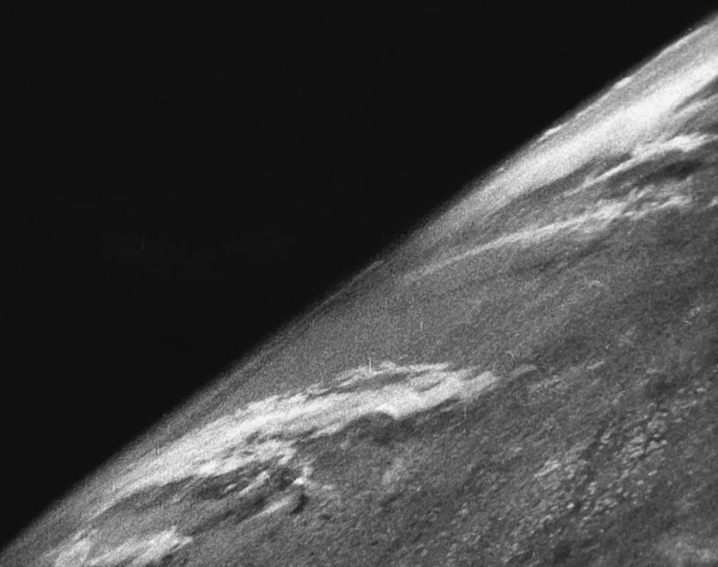 Pirmā Zemes fotogrāfija no kosmosa