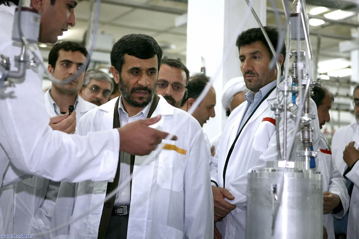 Iraani president Mahmoud Ahmadinejad (keskel) 2008. aastal Natanzis asuvas uraani rikastamise rajatises.