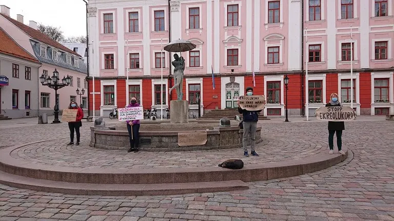 Plakatitega seisjad enne politseinike saabumist.