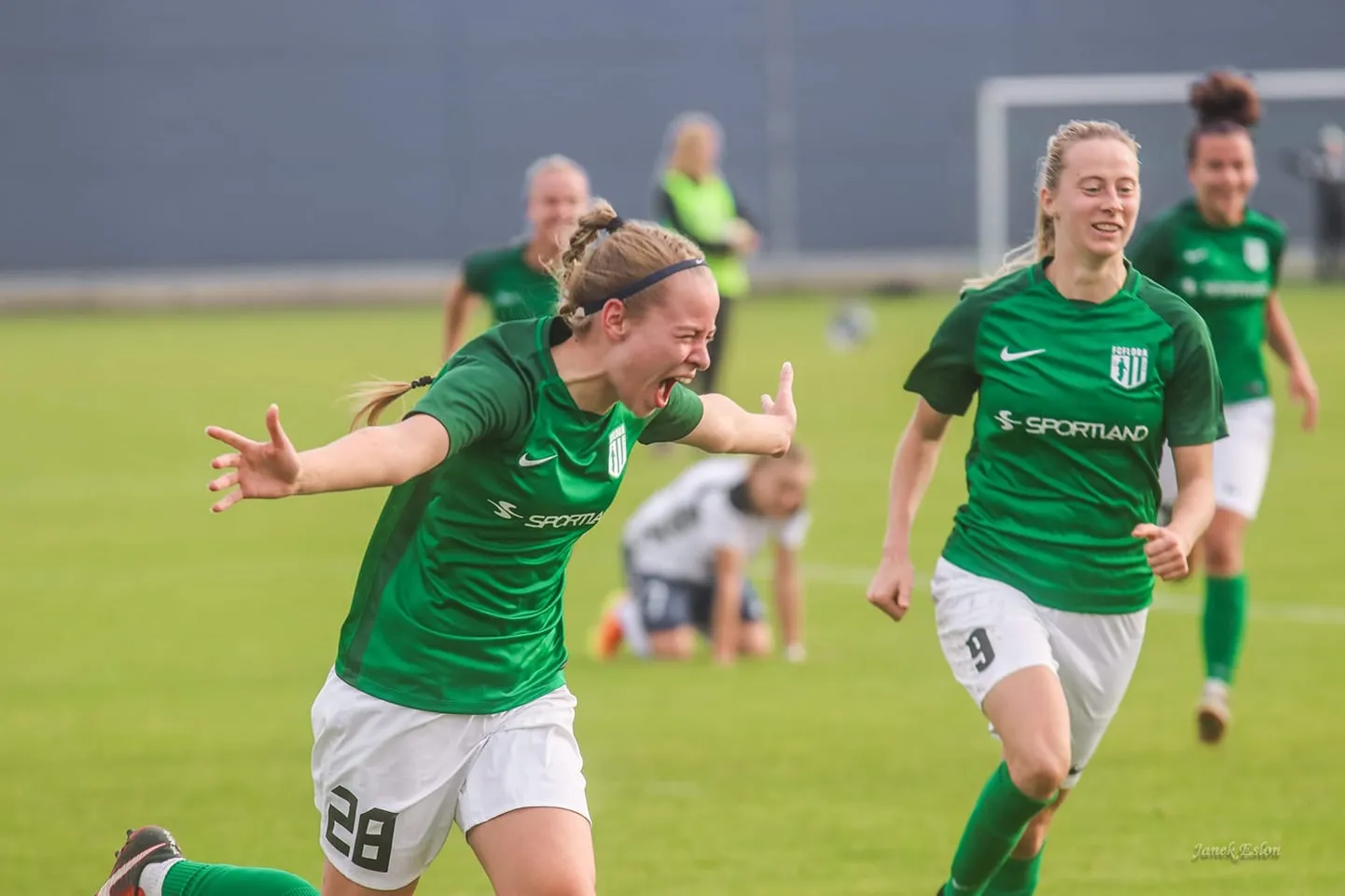 FC Flora naiskond rõõmustamas