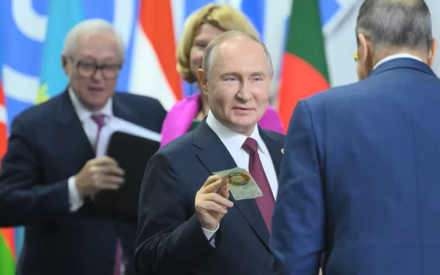 Vladimir Putin näitamas äsjasel tippkohtumisel midagi BRICSi paberraha sarnast.