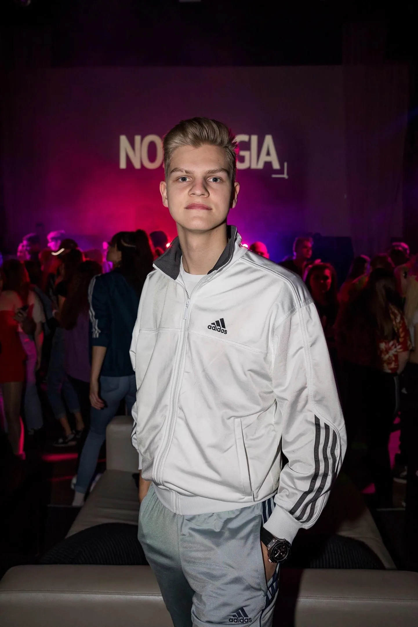 DJ Brandlo ehk Brandon Bogatšov alustas autode maaletoomise äri. Varem korraldas ta retropidude sarja Nostalgia.