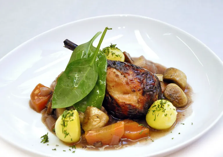 Coq au vin ehk kana punaveinikastmes.