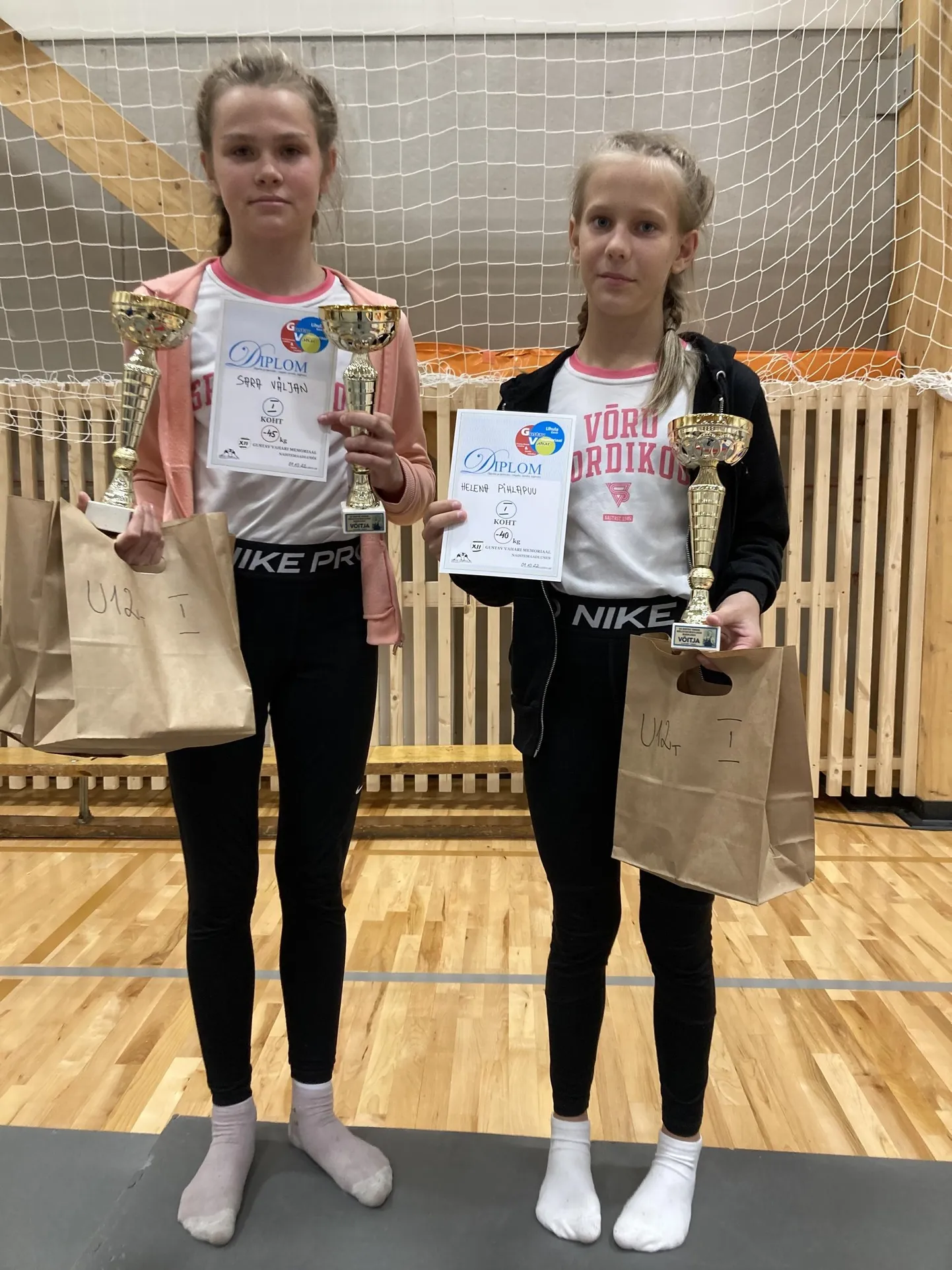 Võidukad Võru neiud Sara Väljan (vasakul) ja Helena Pihlapuu.