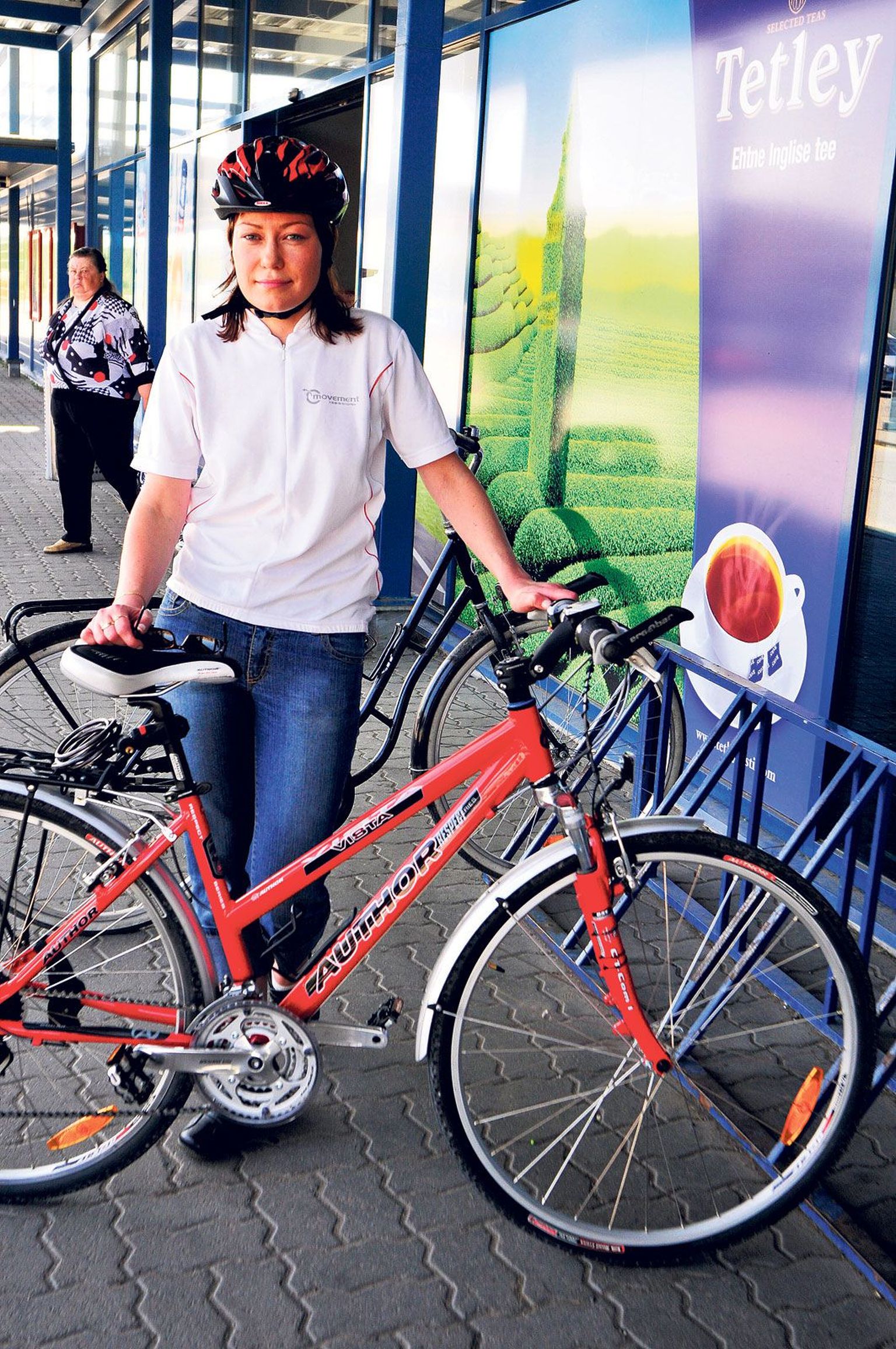 Uued jalgrattahoidjad on paremad kui vanad, arvas Annely Pendis, kes sõidab tihti tööle rattaga.