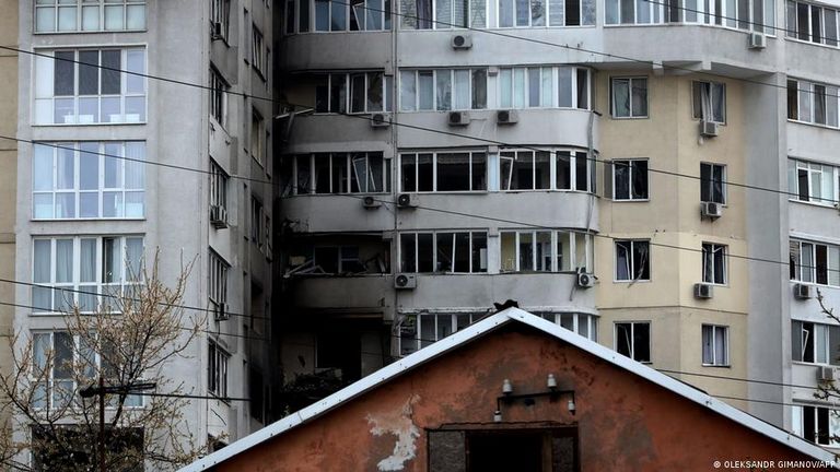 Здание в Одессе после обстрела российскими войсками