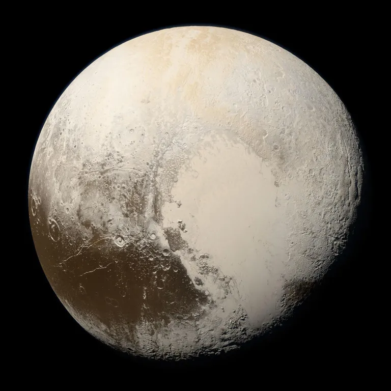 24. august 2006
4% maailma astronoomidest hääletasid Pluto planeetide hulgast välja. Pildil Pluto pildistatult New Horizon kosmosejaama poolt 14. juulil 2015 35 445 km kauguselt.