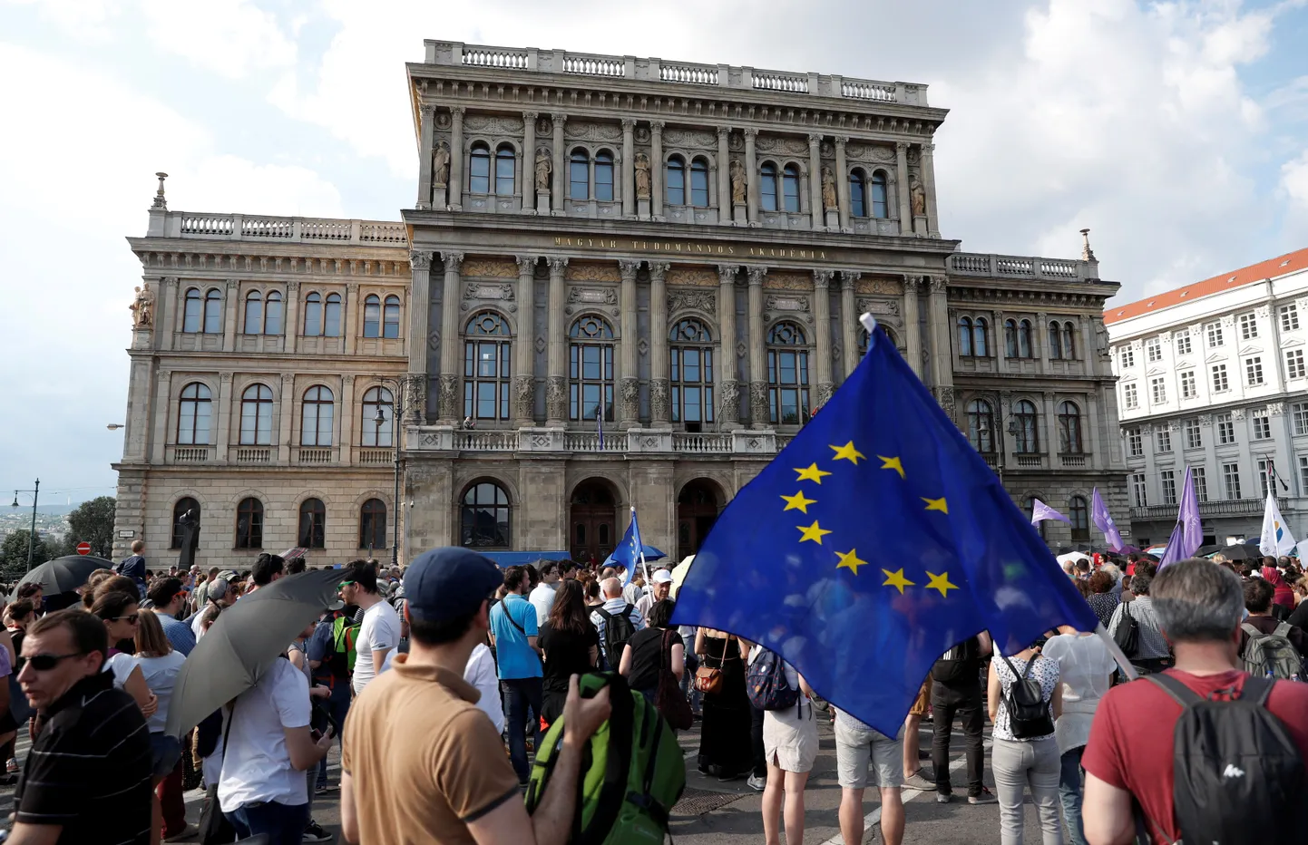 Meeleavaldajad Budapestis Ungari teaduste akadeemia hoone ees protestil valitsuse plaani vastu kontrollida teadustegevuse suunamist.