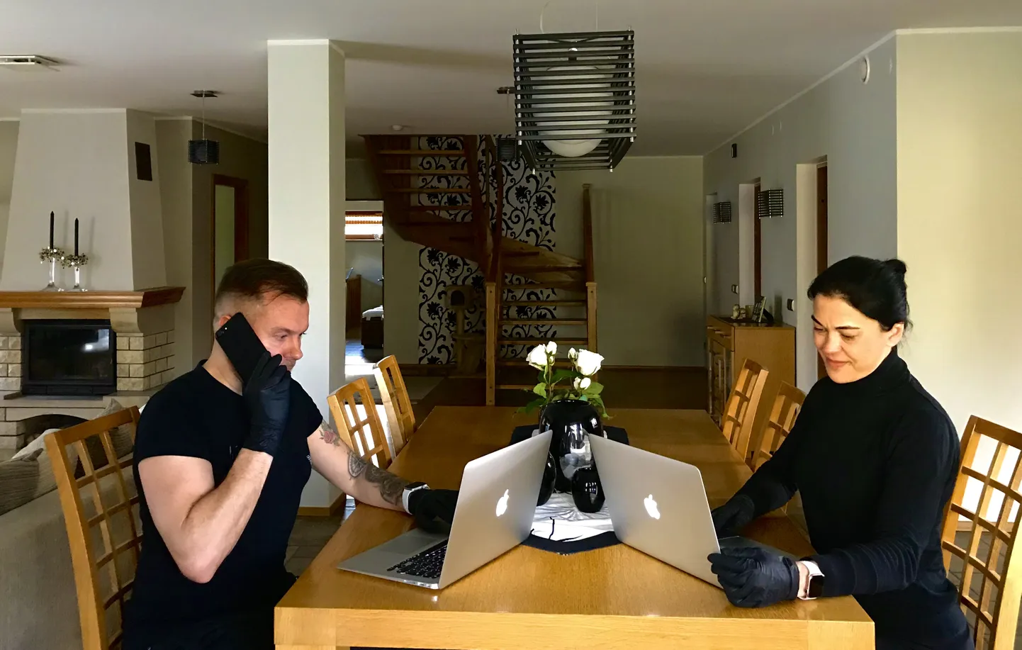 KODUKONTORIS: Marko ja Anu Mets saavad vaid rõõmustada, et ostjad eelistavad täna pigem kohalikku ettevõtet, mitte suvalist internetipoodi.