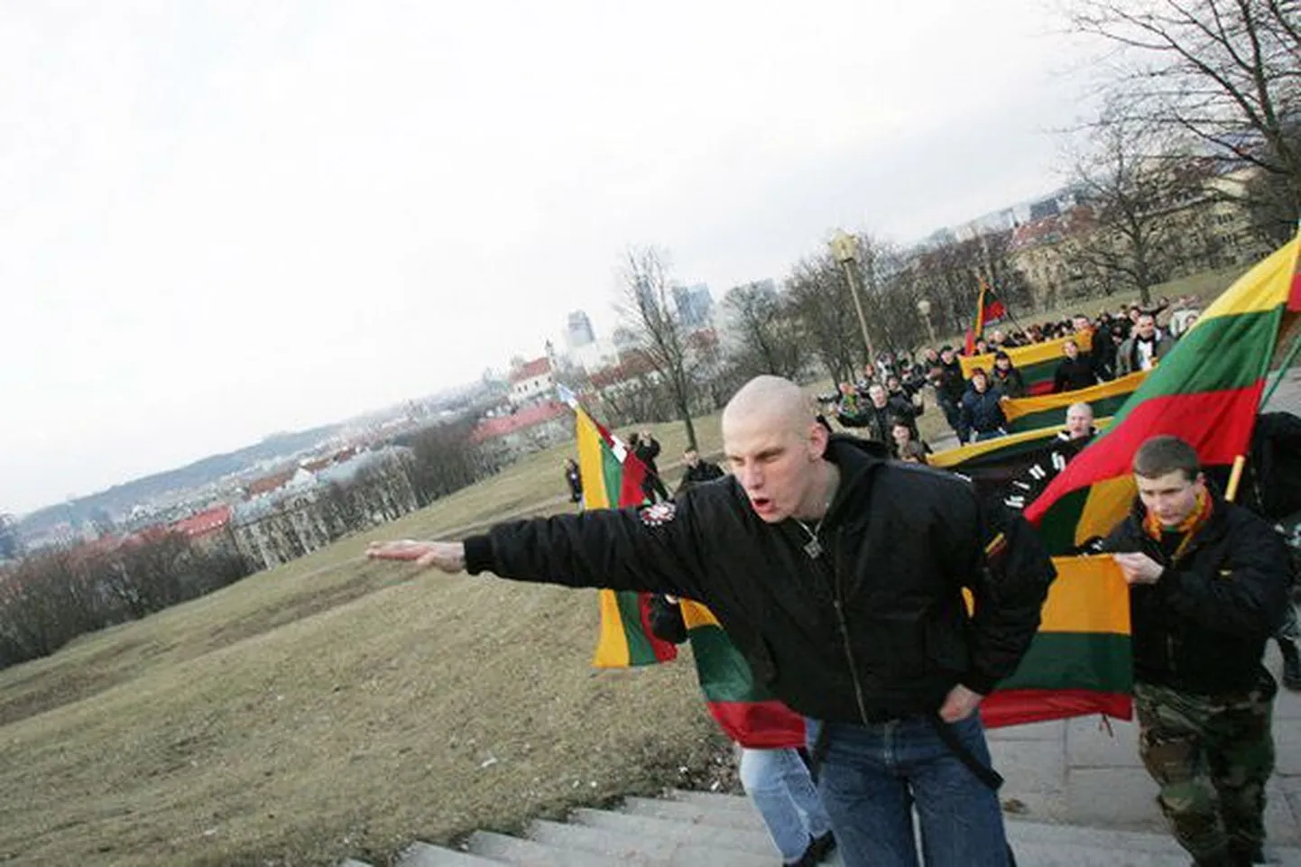 Organisatsioon Antifa Lietuva riputas internetti üles suurt vastukaja tekitanud pildid, kus Leedu sõjaväelased osalevad neonatslikel üritustel.