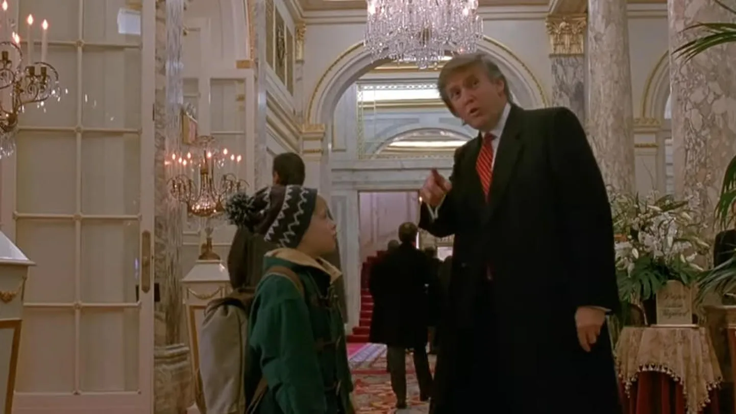 Ühes «Üksinda kodus 2» stseenis juhatab Donald Trump Kevinile hotellifuajees teed.