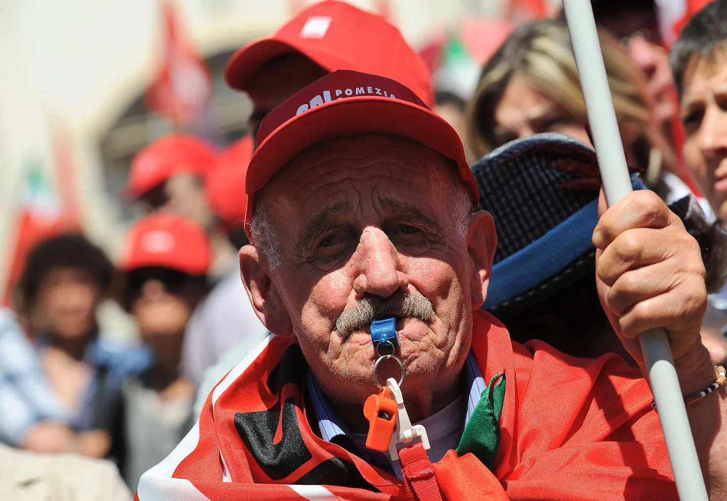 Итальянский пенсионер на акции протеста против мер по урезанию бюджета. Июнь 2010 года.