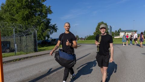 GALERII ⟩ Läikivate silmade ja kallistustega läks Viljandimaalt kaitseväkke 21 noort