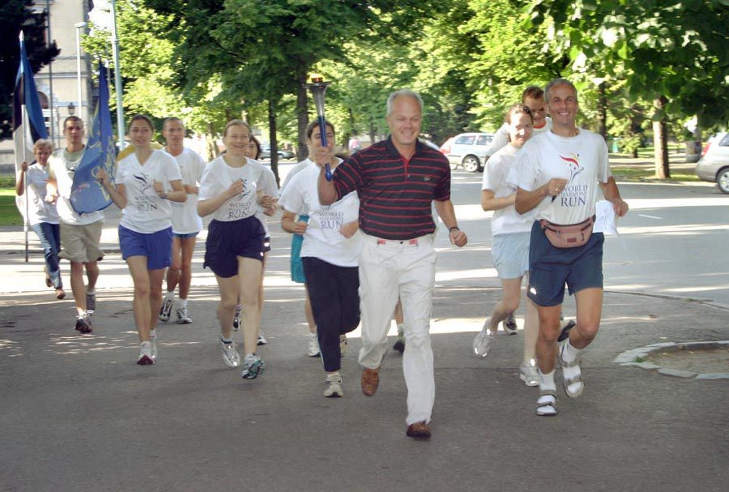 Tänavu läbivad jooksjad 24 000 kilomeetrit mööda 47 Euroopa riigi teid. Pilt on tehtud 2005. aasta jooksu ajal Pärnus.