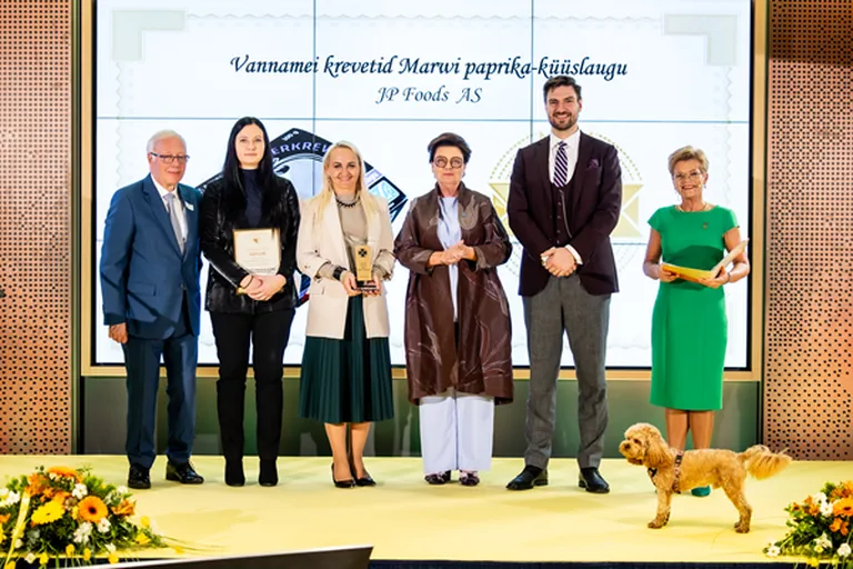 Toiduliidu volikogu esimees Veljo Ipits, JP Foods ASi tootmisjuht Kadri Põltsam ja müügijuht Irina Kalinina,  presidendi abikaasa Sirje Karis, regionaal- ja põllumajandusminister Henrik Johannes Terras, toiduliidu juht Sirje Potisepp.